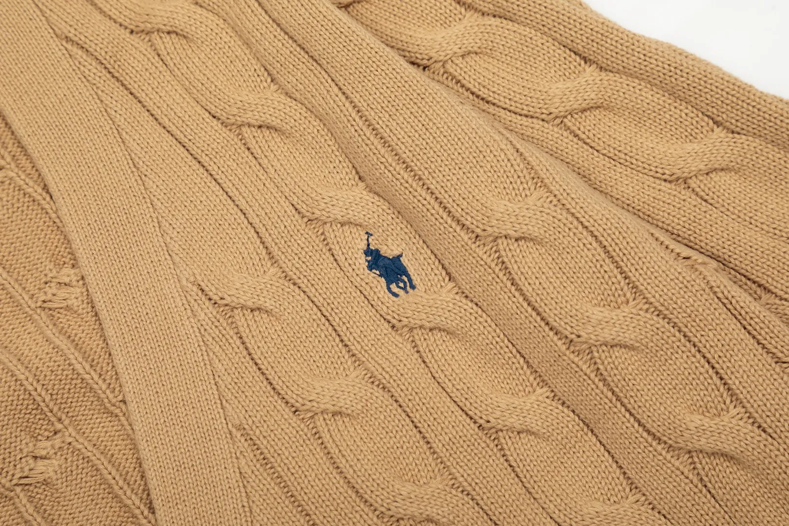 P250 Top quality" Style number: DS113# (not off the shelves all year round) [Ralph Lauren large V-neck solid color pony embroidered logo twist knitted cardigan] ✅Ralph Lauren classic basic versatile goddess style large V-neck knitted cardigan jacket ✅Main supply platform live broadcast Wholesale entities Replenish when out of stock Not off the shelves ✅ZP quality 1:1 version Scan the code to enter the GF website Counter quality ✅Detailed quality is the only one in Guangzhou Imported quality cotton yarn, focusing on high-end, cost-effective, good quality needless to say ✅The version is restored to the original order, the maximum size can be worn up to 160 pounds, loose, comfortable and stress-free ✅The upper body is simple and easy to match, ootd must-have style, good-looking clothes are never picky, a must-have in the goddess' wardrobe. Size: S-XL Color: Black White Gray Light Blue Khaki Pink Yellow Chinese Red Navy Blue White Label Navy Blue Red Label